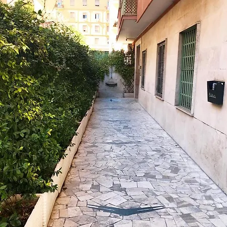 Apartment Dea Flora Rome